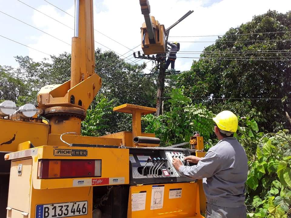 Los eléctricos trabajan intensamente para restablecer todo el servicio en el más breve plazo posible. (Foto: Oscar Alfonso Sosa)