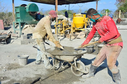 Las minindustrias que tributan a la venta de materiales de la construcción también aportan al cumplimiento de la producción mercantil.  (Foto: Vicente Brito/ Escambray)