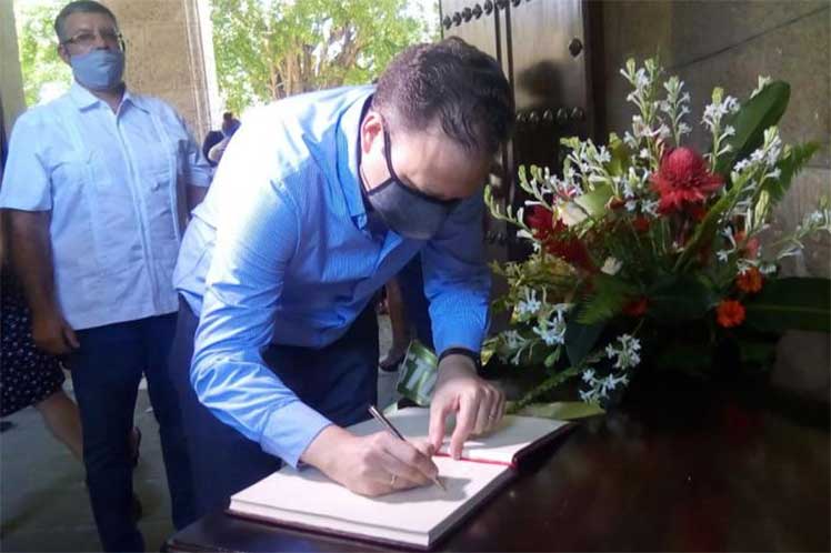 El presidente de la Uneac, Luis Morlote, abrió el libro de condolencias en La Habana. (Foto: Tribuna)