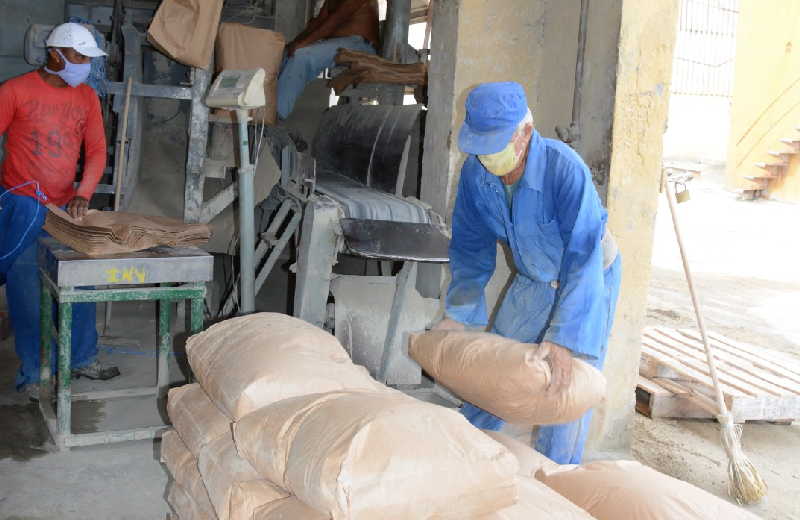 El mortero cola es utilizado para enchapes de varios tipos de cerámica. (Fotos: Carmen Rodríguez / Escambray)