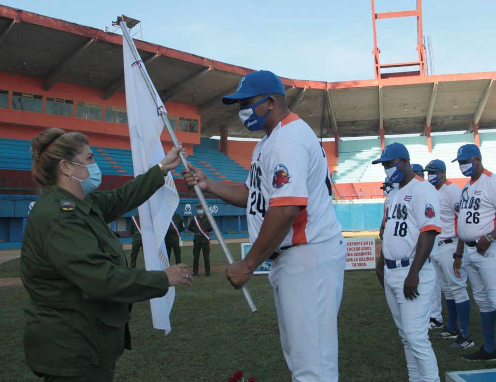 Deyvi Pérez Martín entregó a Frederich Cepeda, en su rol de capitán, la bandera del equipo. (Fotos: Oscar Alfonso Sosa)