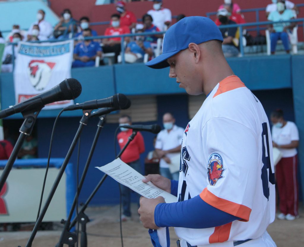 El novel receptor Loidel Rodríguez Peralta leyó los compromisos del equipo.