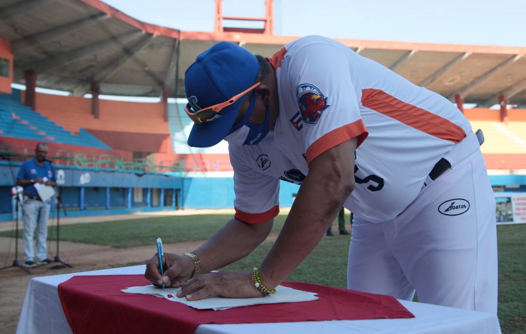 Eriel Sánchez, director de Los Gallos, durante la firma del código de ética del equipo.