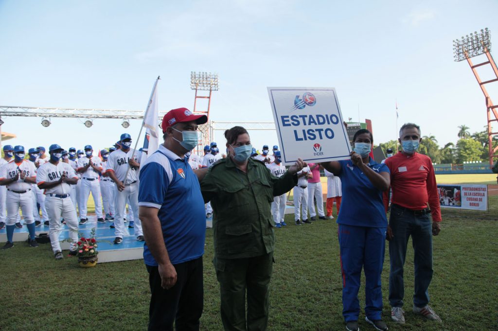 Directivos de la dirección de deportes del territorio y del estadio José Antonio Huelga recibieron la placa que acredita a la instalación lista para la Serie Nacional.