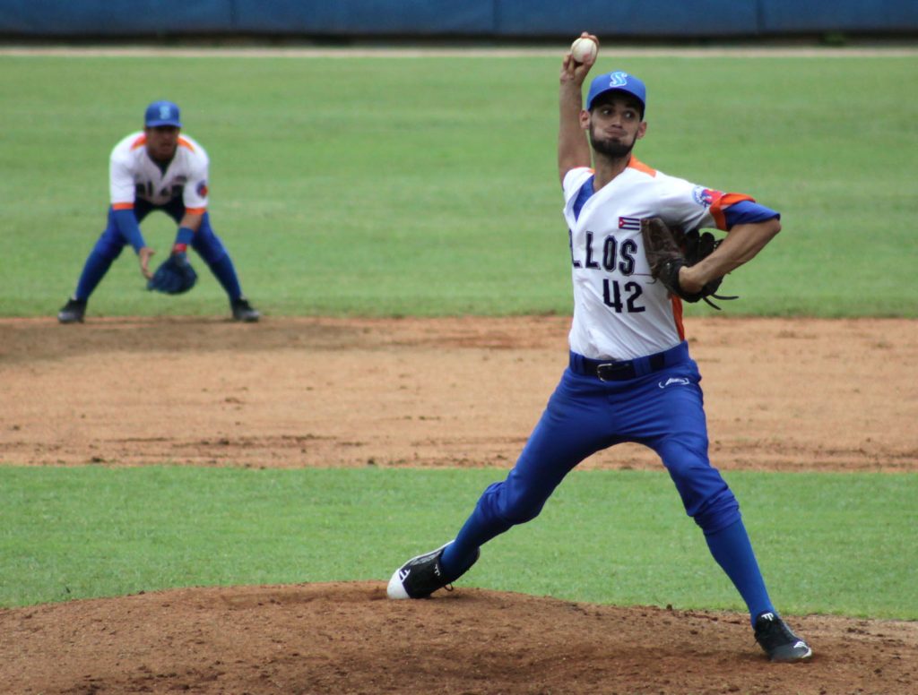 Yankiel Mauris (primer plano)ganó, de relevo, su tercer juego de la temporada y es el líder.