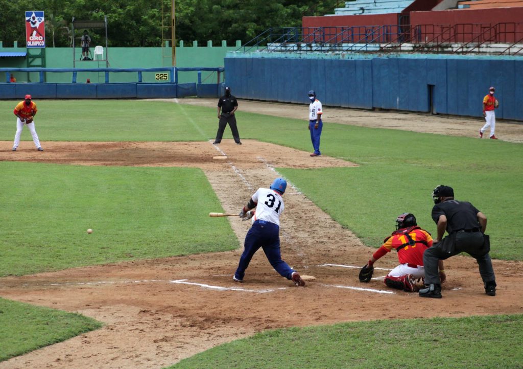 Con dos triunfos en la mano, los Gallos aseguraron la subserie ante los Cocodrilos. (Foto: Oscar Alfonso)