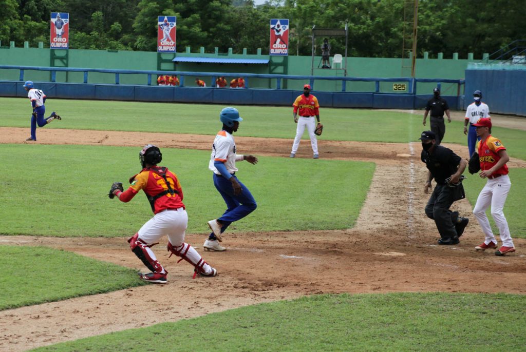 Los Gallos (uniforme blanco y azul) ganaron un importante juego contra Matanzas. (Fotos: Oscar Alfonso Sosa)