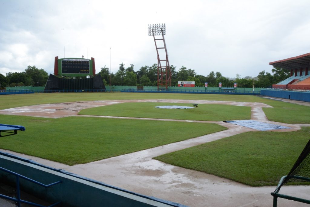 La lluvia impidió juegar este sábado en el Huelga. (Foto: Vicente Brito / Escambray)