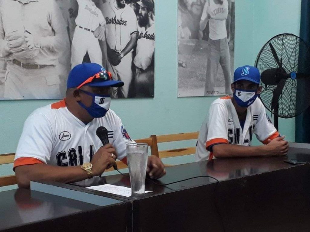 El director Eriel Sánchez y el lanzador Yankiel Mauris participaron por los Gallos en la conferencia de prensa de este domingo. (Foto: Maikel Martín)