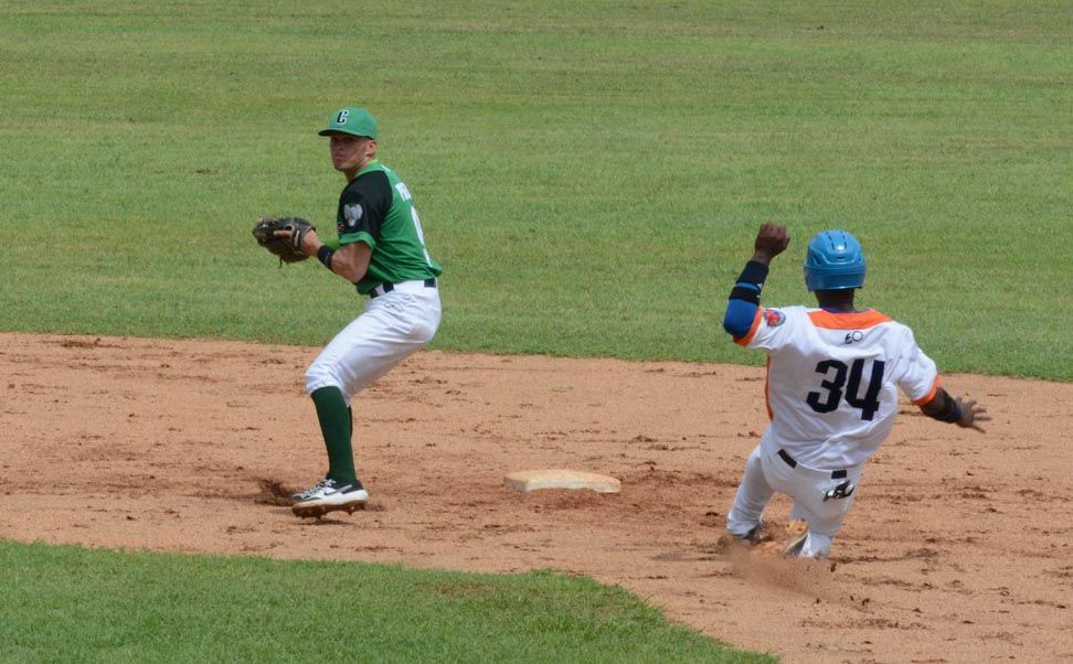 Espirituanos y cienfuegueros se llevaron una victoria por bando en su primer duelo de la contienda. (Foto: Vicente Brito / Escambray)