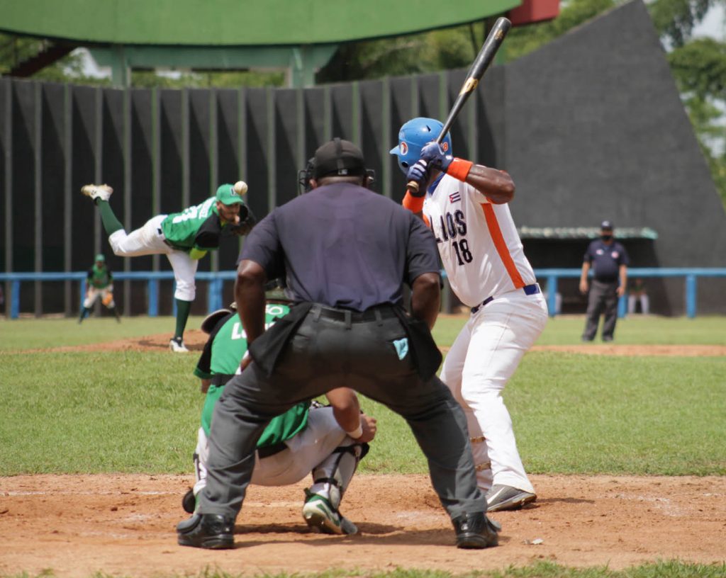 Yunier Mendoza bateó un importante doblete en el séptimo capítuo del segundo juego, que luego sirvió para empatar el juego. (Foto: Oscar Alfonso)