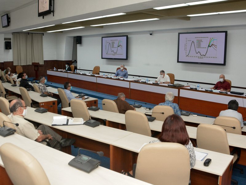 Este jueves se realizó la habitual reunión con científicos y expertos que colaboran en el enfrentamiento a la epidemia. (Foto: Estudios Revolución)