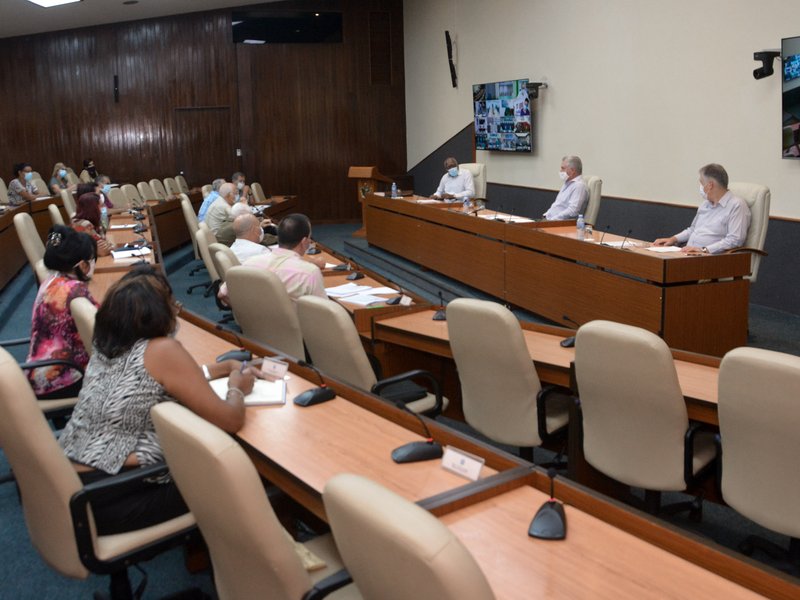 El presidente cubano se interesó por la percepción de riesgo entre los avileños, que todavía no está al nivel que se precisa. (Foto: Estudios Revolución)