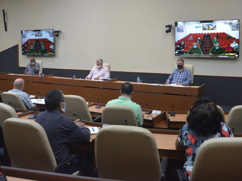 Díaz-Canel ratificó la importancia de un pesquisaje efectivo para detectar pacientes asintomáticos de la COVID-19. (Foto: Estudios Revolución)