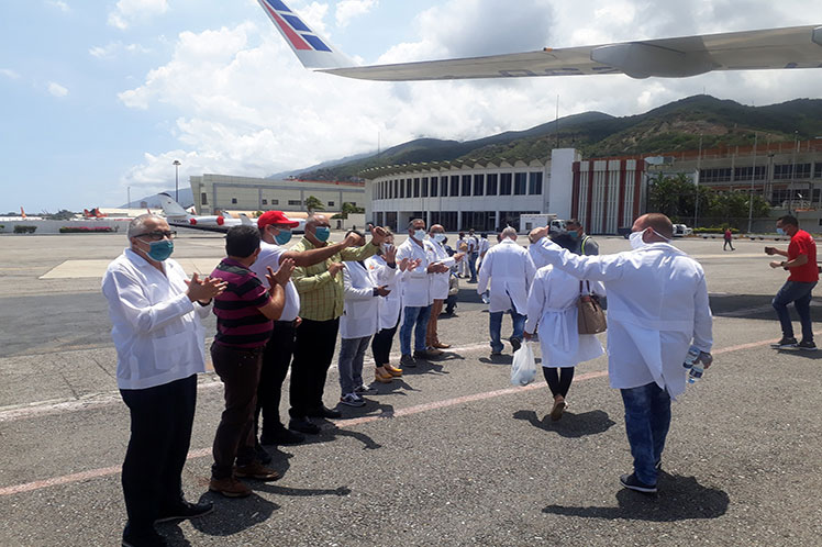 Los nuevos colaboradores fueron recibidos en el aeropuerto internacional Simón  Bolívar, de Maiquetía. (Foto: PL)