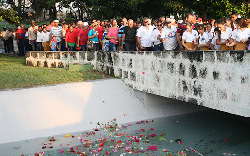 La tradición de depositar flores en el mar y los ríos en homenaje al Héroe de Yaguajay adquirirá esta vez otras características. (Foto: Oscar Alfonso Sosa)