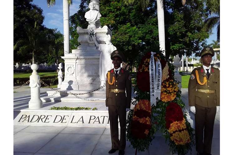 Ofrendas florales de Raúl Castro y Miguel Díaz-Canel reverencian este 10 de octubre a Carlos Manuel de Céspedes en Santiago de Cuba. (Foto: PL)