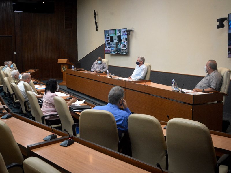 Díaz-Canel reiteró la necesidad de que se actúe con responsabilidad, y que las personas no escodan los síntomas. (Foto: Estudios Revolución)