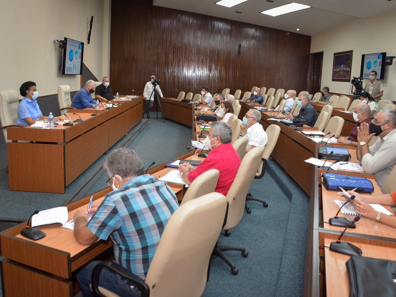 Durante el encuentro se analizaron  propuestas que buscan  soluciones en el sector hidráulico cubano. (Foto: Estudios Revolución)