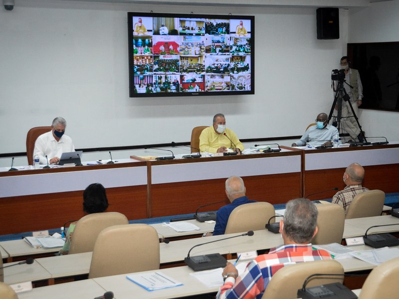 El presidente cubano participó en una videoconferencia realizada con gobernadores e intendentes de todo el país. Foto: Estudios Revolución.