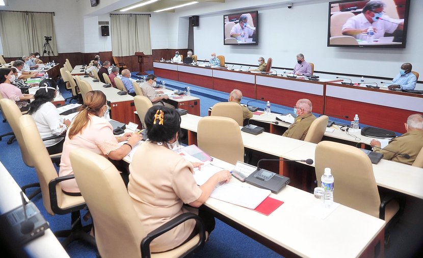 La agenda de la reunión incluyó el análisis de varias leyes que serán  presentadas a la aprobación de la Asamblea Nacional del Poder Popular. (Foto: Estudios Revolución)