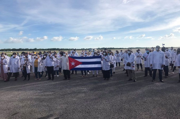 La comitiva procedente de Veracruz constituye parte de la brigada cubana que prestó servicios en México. (Foto: PL)