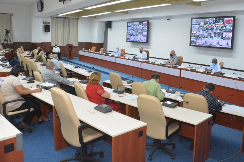 El presidente cubano encabezó la videoconferencia realizada con los gobernadores y el intendente del municipio especial Isla de la Juventud. Foto: Estudios Revolución.