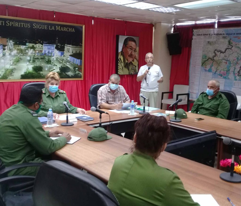 En la sesión del Consejo de Defensa Provincial se ofrecieron detalles sobre la probable trayectoria de Eta y su implicación para el territorio espirituano. (Foto: Pepe Camellón / Escambray)