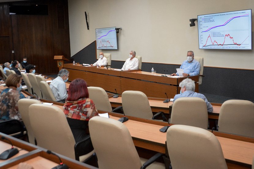 Díaz-Canel sostuvo un nuevo encuentro con expertos y científicos que han participado en el enfrentamiento a la COVID-19. (Foto: Estudios Revolución)