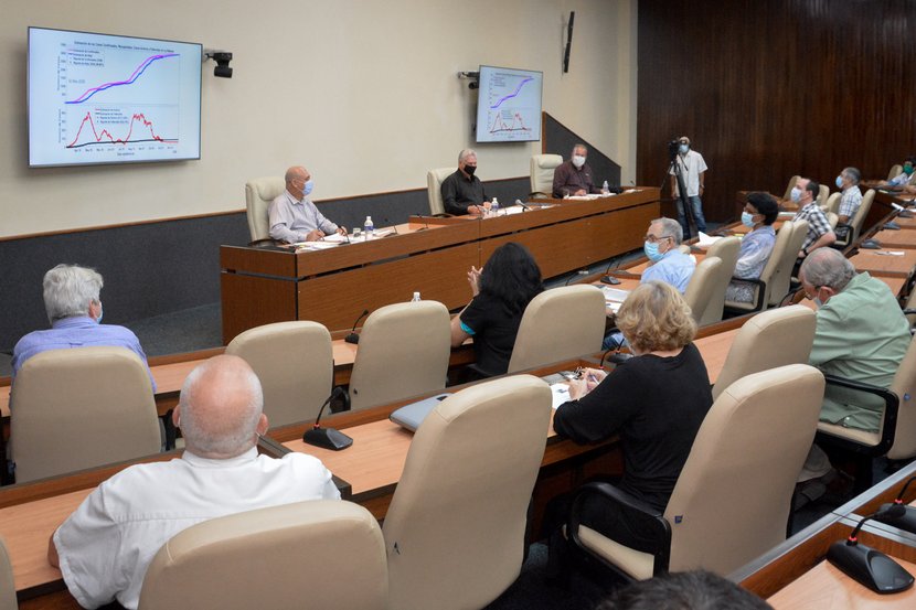 Díaz-Canel recibió una actualización acerca de las principales actividades de investigación e innovación desarrolladas en el IPK. Foto: Estudios Revolución)