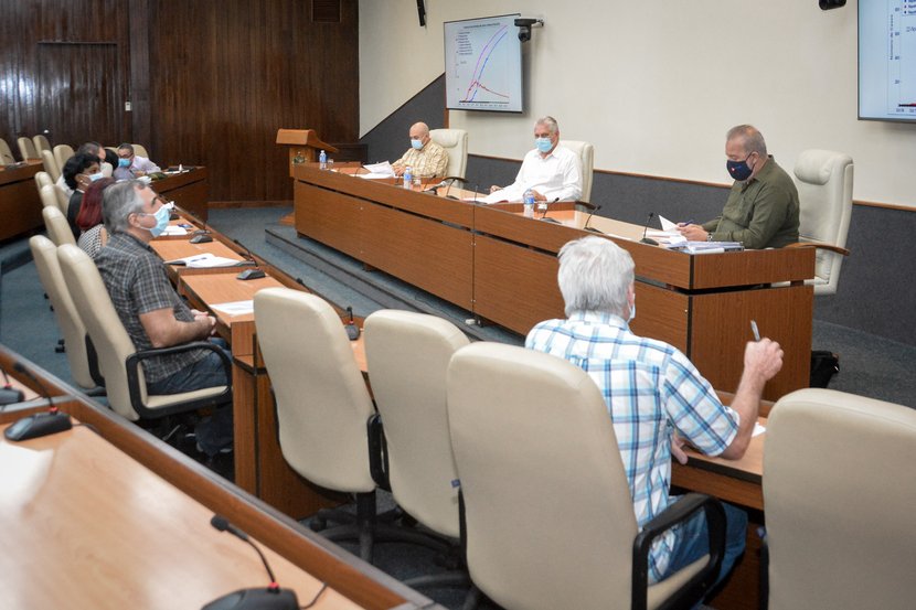 Díaz-Canel y Manuel Marrero sostuvieron un nuevo encuentro con expertos y científicos que contribuyen en el enfrentamiento a la epidemia. (Foto: Estudios Revolución)