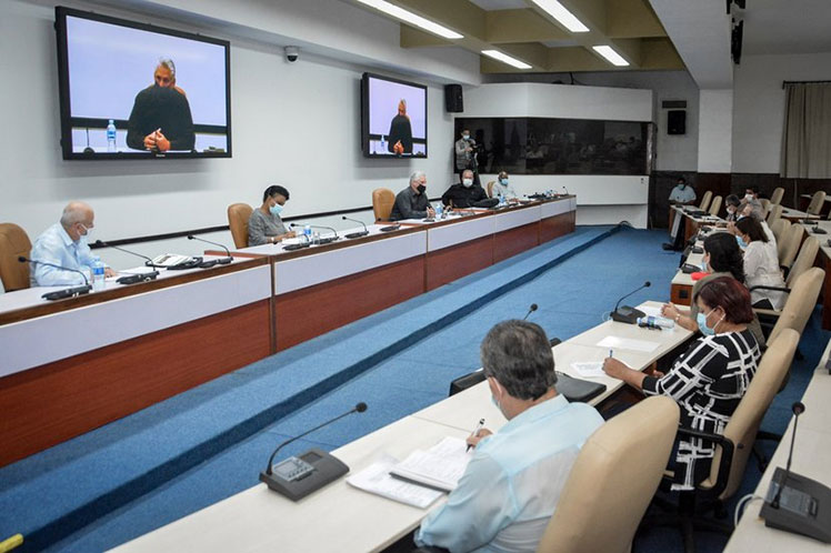 El documento fue presentado a Díaz-Canel y otros dirigentes gubernamentales. (Foto: Estudios Revolución)