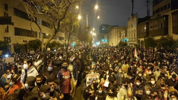 Los movilizados se mantienen concentrados ante la sede del Congreso y otras importantes plazas del país. (Foto: TeleSUR)