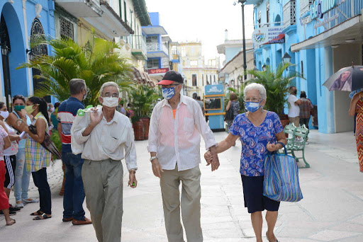 Para mantener los números positivos de los últimos días es preciso seguir cuidándonos. (Foto: Vicente Brito / Escambray)