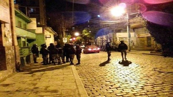 El atentado contra Luis Arce fue perpetrado por un grupo de personas que detonaron un aparato con dinamita en las afuera de la sede del MAS. (Foto: @DrSuazo915 / TeleSUR)