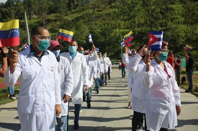 El nuevo contingente de salud se suma a los que arribaron a esa nación en los últimos meses para enfrentar la pandemia. (Foto: Venezolana dde Televisión)