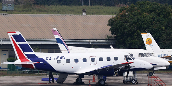 Un Embraer 110 de Cubana de Aviación en áreas del aeropuerto habanero. (Foto: Jetphotos)
