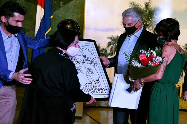Díaz-Canel participó en la entrega de los reconocimientos conferidos por la AHS. Foto: PL.