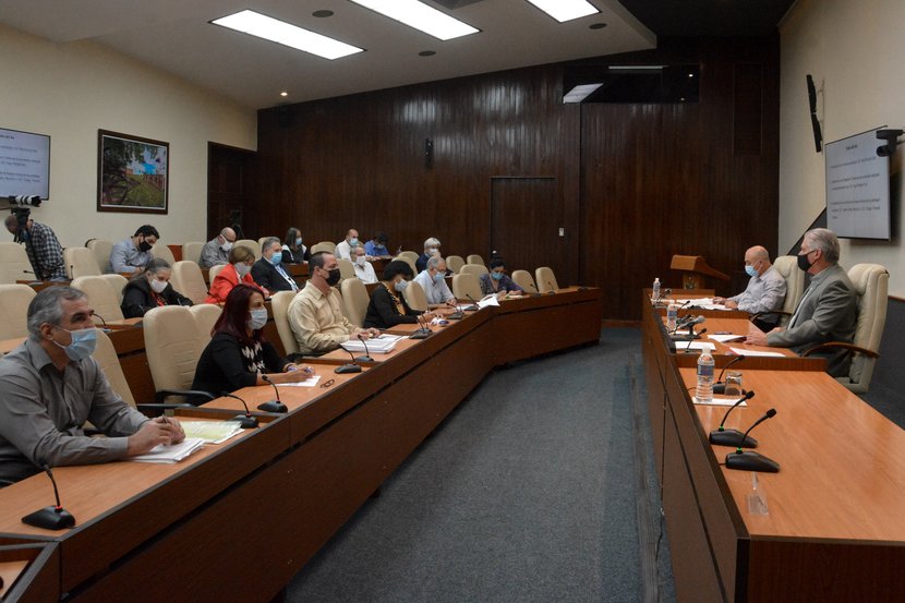 Díaz-Canel felicitó a los científicos vinculados al enfrentamiento a la COVID-19, verdaderos maestros de la investigación incansable. (Foto: Estudios Revolución)