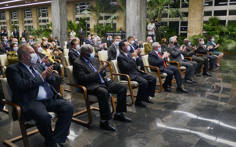 Raúl y Díaz-Canel encabezaron la ceremonia. (Foto: Estudios Revolución)