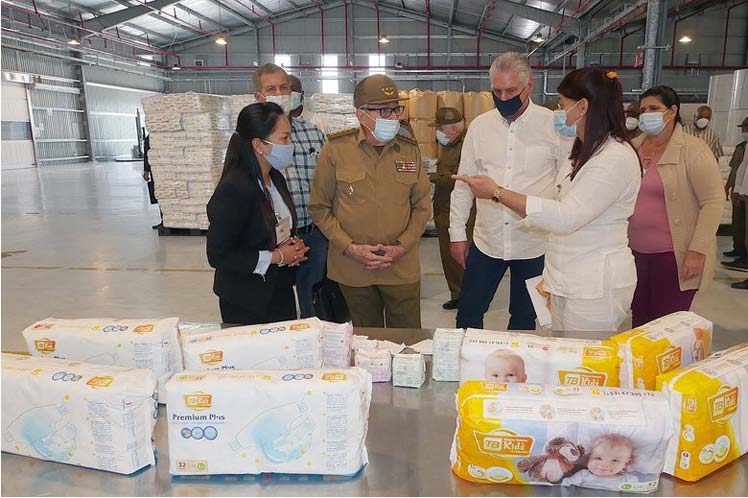 Raúl Castro comentó su alegría por el hecho de que la primera manufactura de la Zona en visitar fuera precisamente de Vietnam. (Foto: PL)