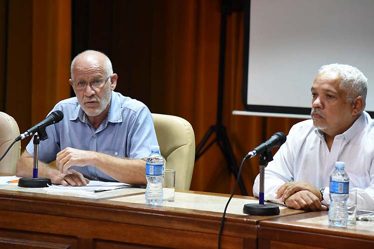 Fernando Rojas (izquierda) recalcó la voluntad de diálogo de su gobierno con artistas y escritores, en especial con los jóvenes. (Foto: PL)