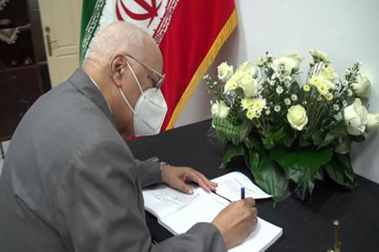 Cabrisas firmó el libro de condolencias abierto por el asesinato del científico iraní Mohsen Fakhrizadeh Mahabadi. (Foto: PL)