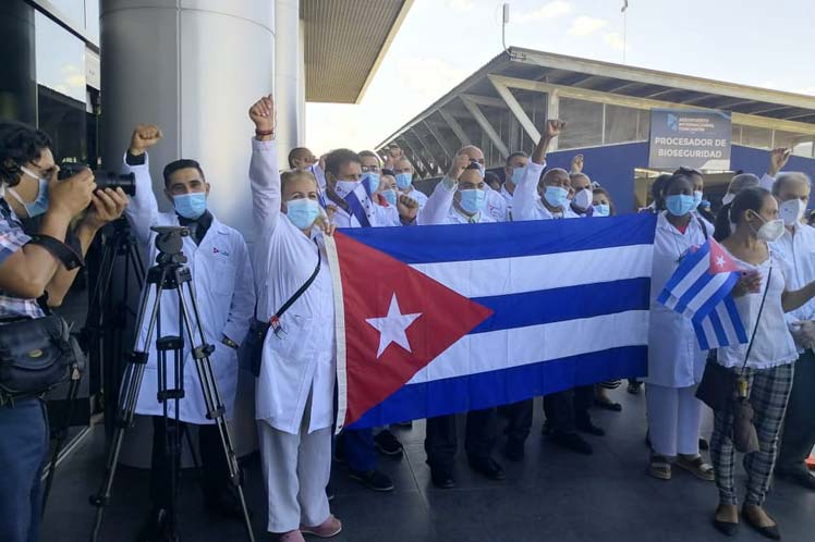 El arribo de los 25 cooperantes tuvo lugar por el aeropuerto internacional de Toncontín. (Foto: PL)