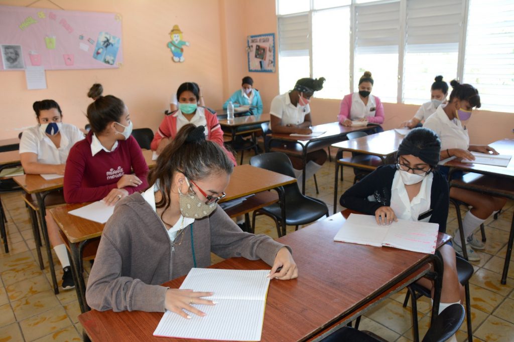 El distanciamiento físico y el uso del nasobuco figuran entre las medidas implementadas. (Foto: Vicente Brito / Escambray)