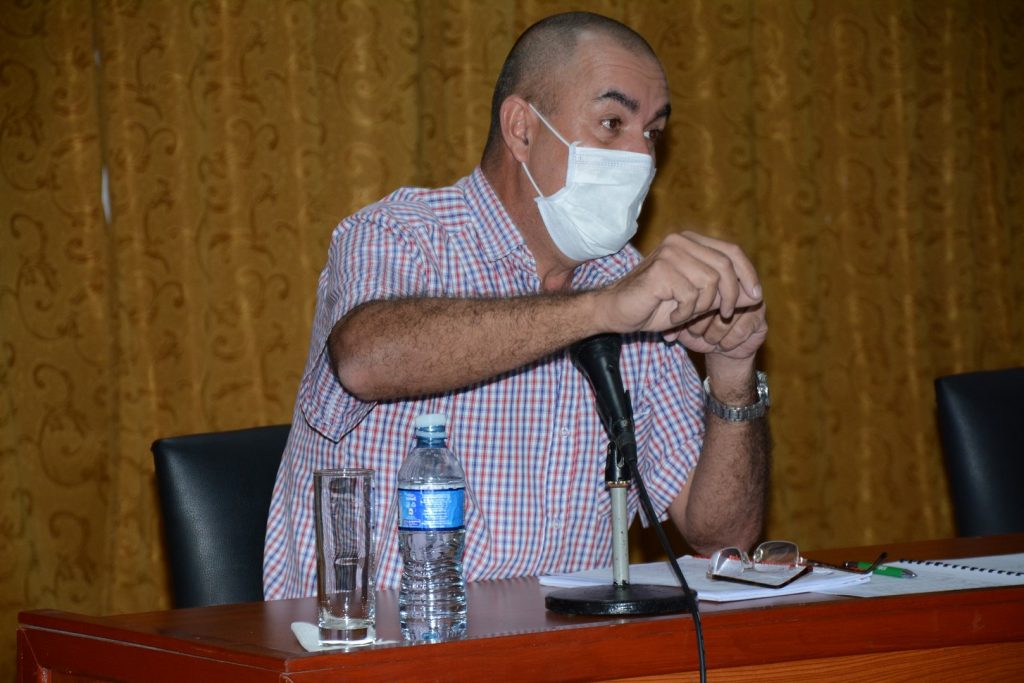 Idael Pérez Brito, viceministro primero de la Agricultura, subrayó que en “ponerle nombre a la contratación, radica la seguridad del autoabastecimiento”. (Foto: Vicente Brito / Escambray)