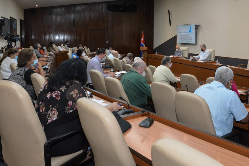 Díaz-Canel insistió en la necesidad de hacer cosas nuevas, porque la situación es distinta. (Foto: Estudios Revolución)