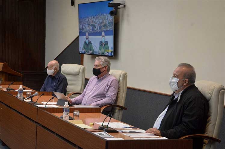 En el encuentro Manuel Marrero esclareció que no existe ninguna indicación de cierre de tiendas. (Foto: Estudios Revolución)