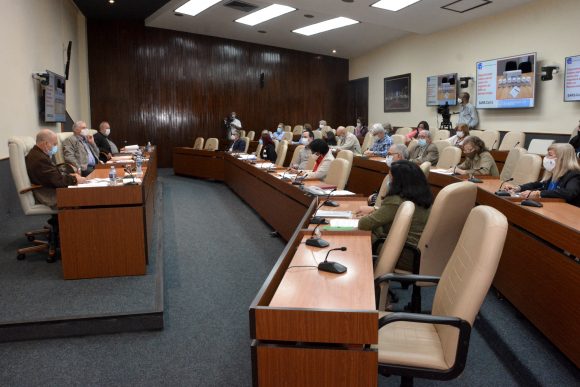 Díaz-Canel volvió a reunirse con los científicos y expertos que contribuyen al enfrentamiento a la COVID-19. (Foto: Estudios Revolución)