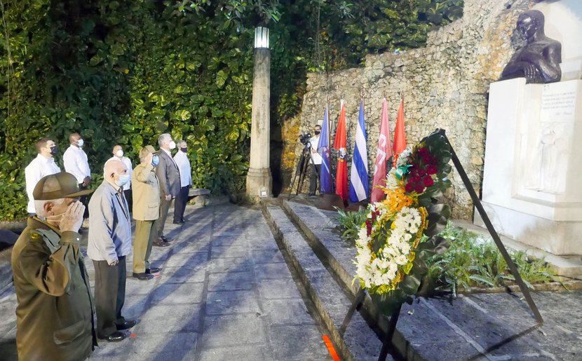 En la Fragua donde sufrió Martí, quedó la ofrenda floral de la generación histórica de la Revolución y de sus pinos nuevos. (Foto: Estudios Revolución)